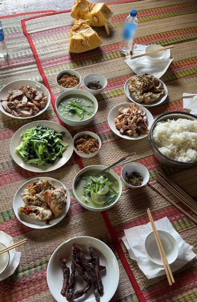Bữa cơm tiếp khách dân dã nhà hoa hậu nghèo nhất việt nam có món canh với cách nấu khác lạ - 10