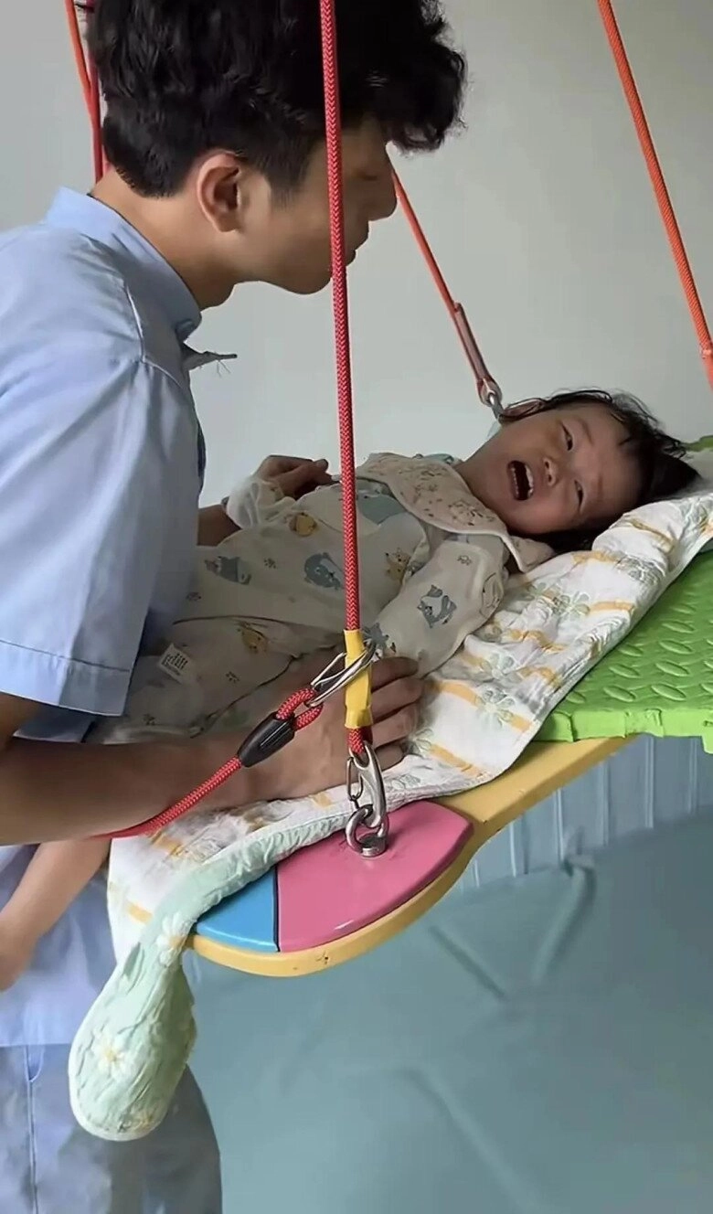 Bức hình chụp nữ tài xế shipper đi giao hàng đêm mưa gây sốt cõi mạng nhìn phía sau lưng nhiều người xót xa - 3