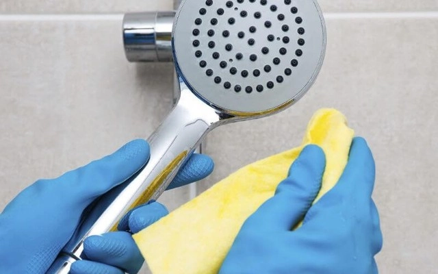 Cách cực dễ làm sạch cặn bẩn ở vòi sen vòi sen sạch bóng như mới - 2