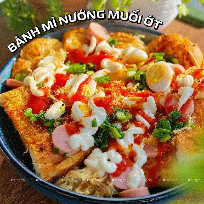 Cách làm bánh mì nướng muối ớt kiểu miền tây thơm ngon ăn chơi đã miệng của mẹ đảm sài gòn - 5