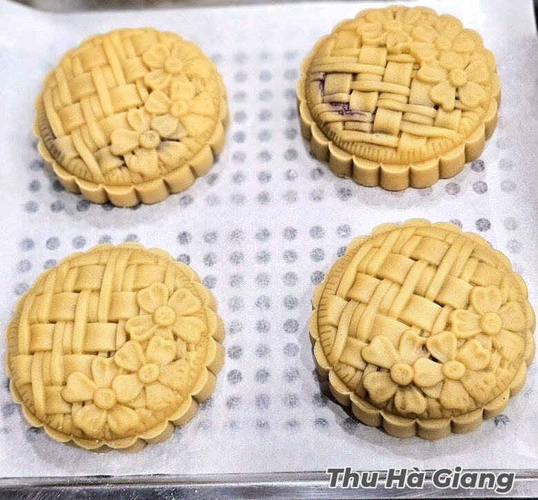 Cách làm bánh trung thu nhân mochi trứng muối độc đáo đang hot rần rần ăn một miếng là mê ngay - 7