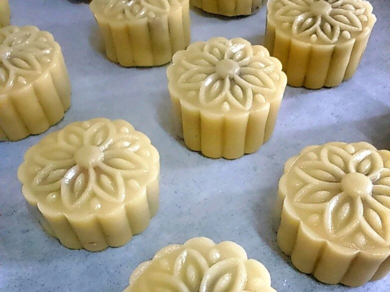 Cách làm bánh trung thu nướng nhân đậu đỏ trứng muối vừa đơn giản lại siêu ngon để ăn hoặc làm quà biếu quá tuyệt - 7