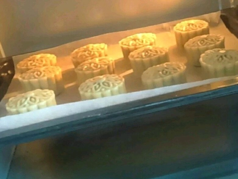 Cách làm bánh trung thu nướng nhân đậu đỏ trứng muối vừa đơn giản lại siêu ngon để ăn hoặc làm quà biếu quá tuyệt - 8