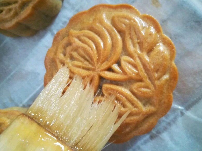 Cách làm bánh trung thu nướng nhân đậu đỏ trứng muối vừa đơn giản lại siêu ngon để ăn hoặc làm quà biếu quá tuyệt - 9