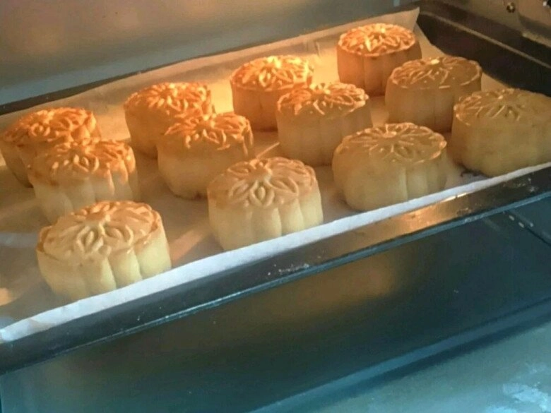 Cách làm bánh trung thu nướng nhân đậu đỏ trứng muối vừa đơn giản lại siêu ngon để ăn hoặc làm quà biếu quá tuyệt - 10