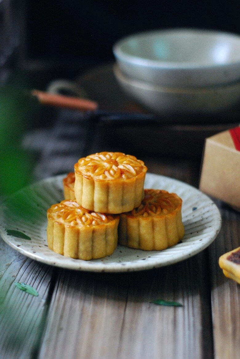 Cách làm bánh trung thu nướng nhân đậu đỏ trứng muối vừa đơn giản lại siêu ngon để ăn hoặc làm quà biếu quá tuyệt - 11