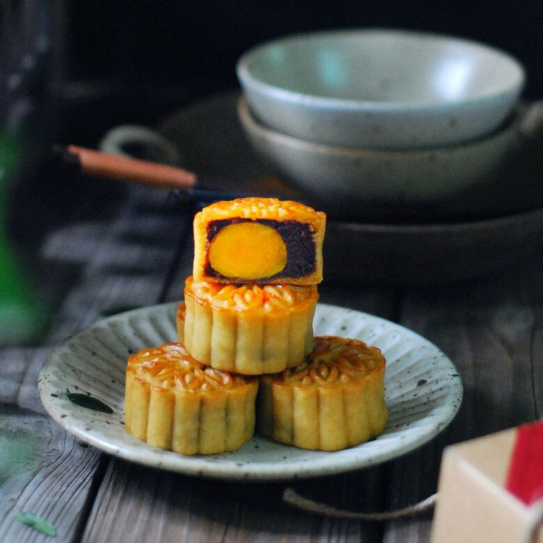 Cách làm bánh trung thu nướng nhân đậu đỏ trứng muối vừa đơn giản lại siêu ngon để ăn hoặc làm quà biếu quá tuyệt - 12