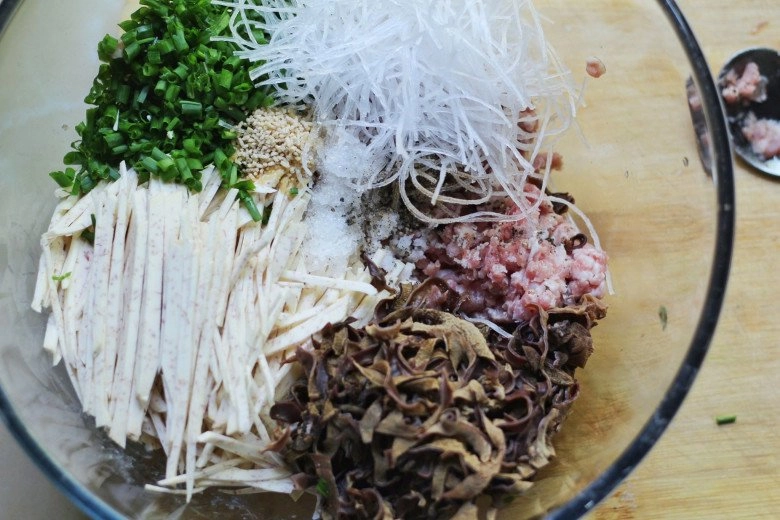 Cách làm bún chả giò giòn rụm thơm ngon khó cưỡng của người miền nam thay bữa cơm ngày hè - 2