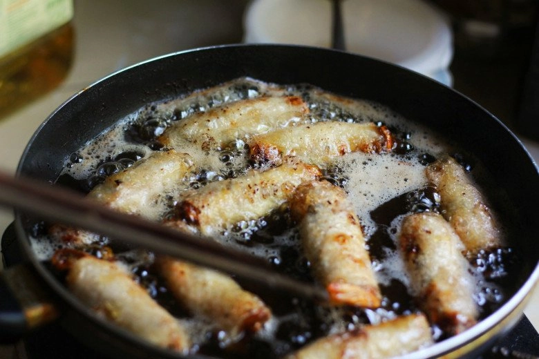 Cách làm bún chả giò giòn rụm thơm ngon khó cưỡng của người miền nam thay bữa cơm ngày hè - 4