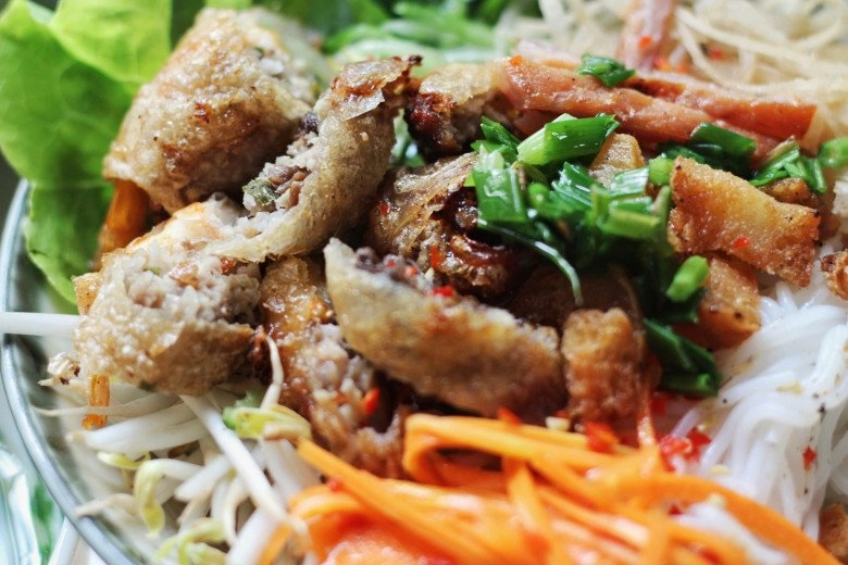 Cách làm bún chả giò giòn rụm thơm ngon khó cưỡng của người miền nam thay bữa cơm ngày hè - 8