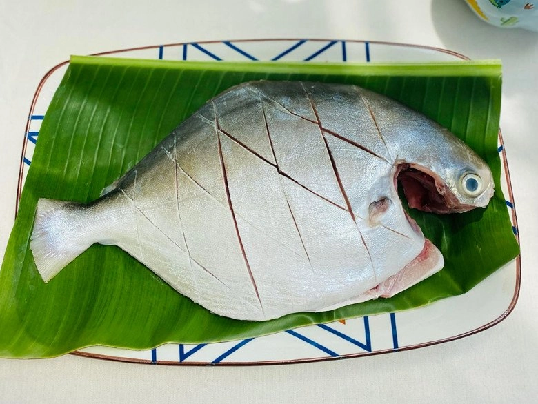 Cách làm cá chim nướng muối ớt để cuối tuần cả nhà nhâm nhi của mẹ đảm sài gòn - 2
