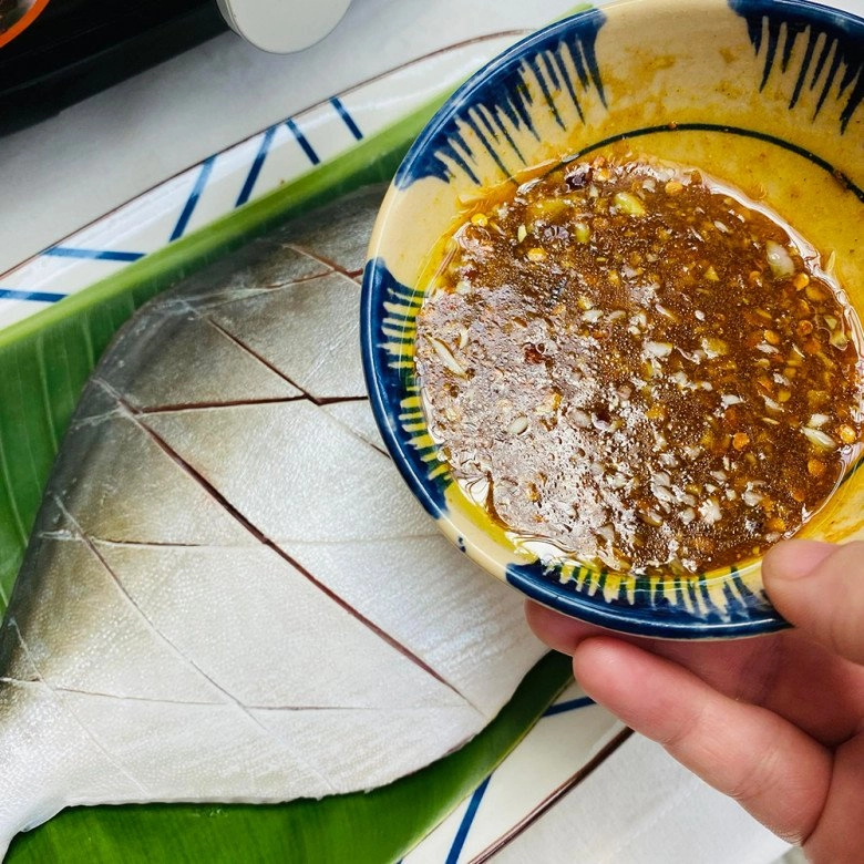 Cách làm cá chim nướng muối ớt để cuối tuần cả nhà nhâm nhi của mẹ đảm sài gòn - 4