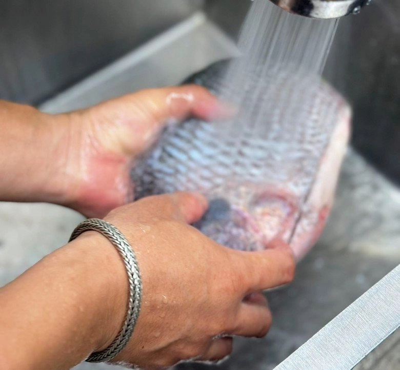 Cách làm cá nướng mềm trong giòn ngoài ngọt thịt không dầu mỡ và cực đơn giản của ông bố 8x - 2