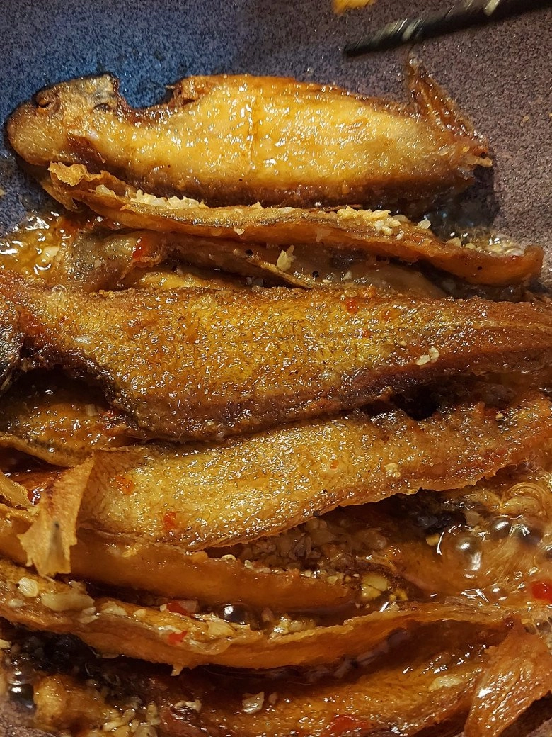Cách làm cá rim mắm tỏi ớt thơm ngon đậm đà cơm nấu nồi đầy cũng hết - 3