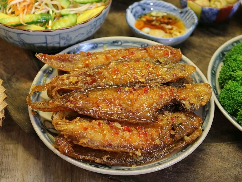 Cách làm cá rim mắm tỏi ớt thơm ngon đậm đà cơm nấu nồi đầy cũng hết - 4