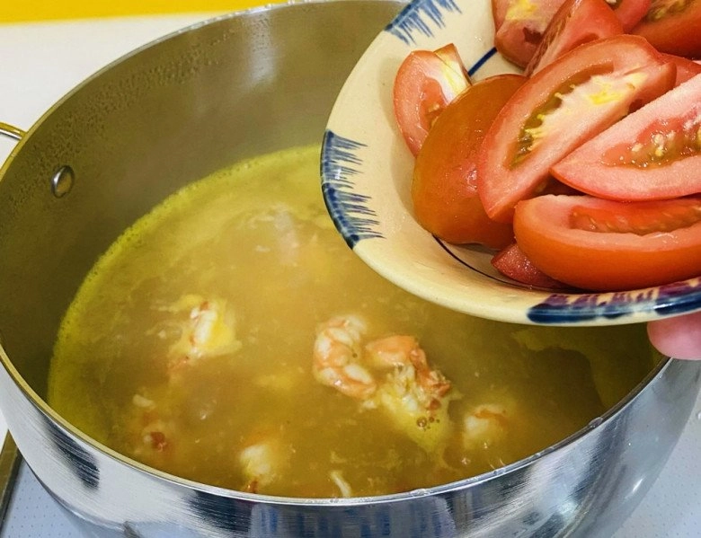 Cách làm canh tôm nấu chua thơm ngon thanh ngọt cho ngày hè oi nóng của mẹ đảm sài gòn - 5