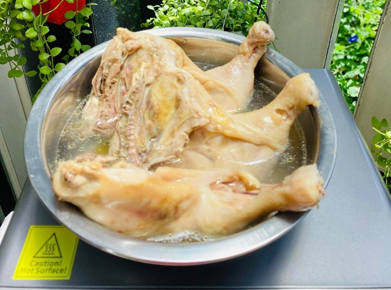 Cách làm cơm gà xối mỡ mềm trong giòn ngoài vàng ươm thơm phức của mẹ đảm sài gòn - 4