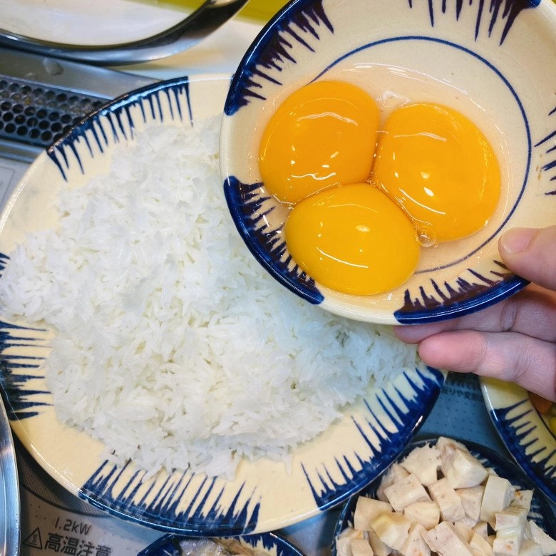 Cách làm cơm rang dứa kiểu thái siêu ngon cho cuối tuần của mẹ đảm sài gòn đỡ phải nấu nhiều món vẫn no căng bụng - 2