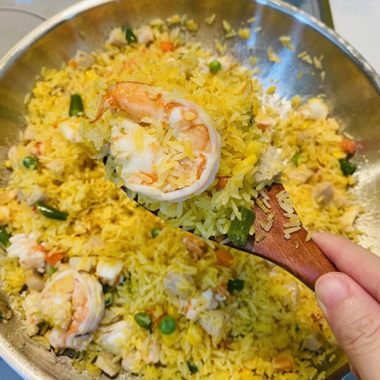 Cách làm cơm rang dứa kiểu thái siêu ngon cho cuối tuần của mẹ đảm sài gòn đỡ phải nấu nhiều món vẫn no căng bụng - 9