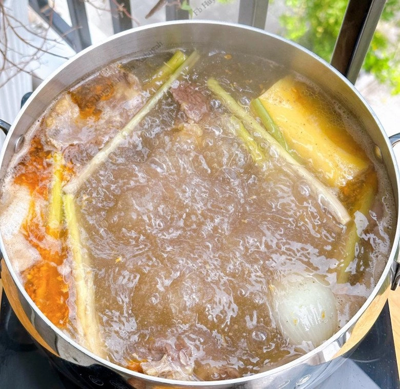 Cách nấu bún sườn bò thơm nức cùng mẹo tiết kiệm gas hoặc điện khi hầm của mẹ đảm đà nẵng nhìn mà muốn ăn liền mấy bát - 3