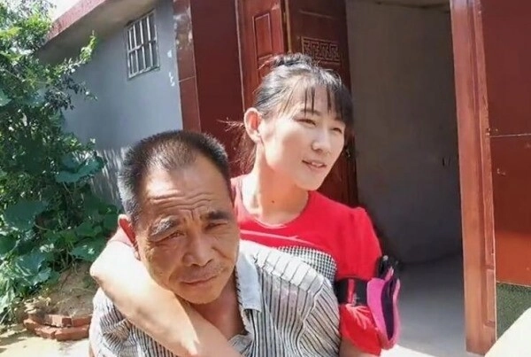 Cãi lời bác sĩ cô gái bò quyết sinh con cùng chồng 50 tuổi 2 đứa trẻ chào đời ai cũng tò mò - 3