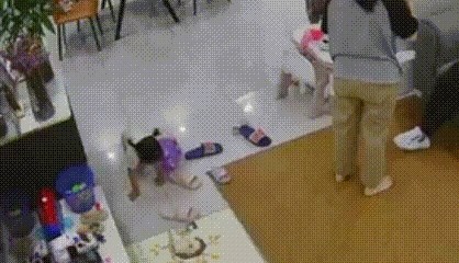 Camera trong nhà ghi lại cảnh tượng bé gái bỏ chạy khi đồ chơi trên tay phát nổ chỉ vài giây nhưng ai cũng thất kinh - 2