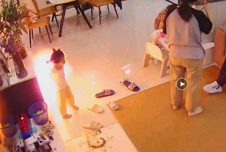 Camera trong nhà ghi lại cảnh tượng bé gái bỏ chạy khi đồ chơi trên tay phát nổ chỉ vài giây nhưng ai cũng thất kinh - 3