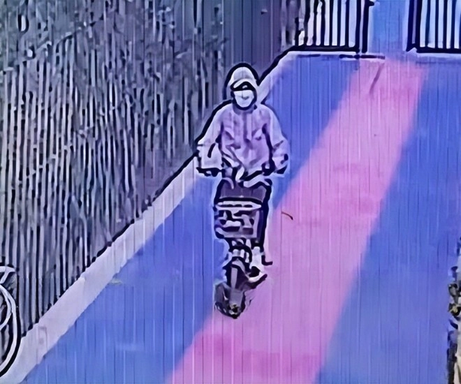 Camera trường học ghi lại cảnh một người đàn ông giả làm ông nội đến đón cháu cái kết khiến nhiều phụ huynh rùng mình - 2