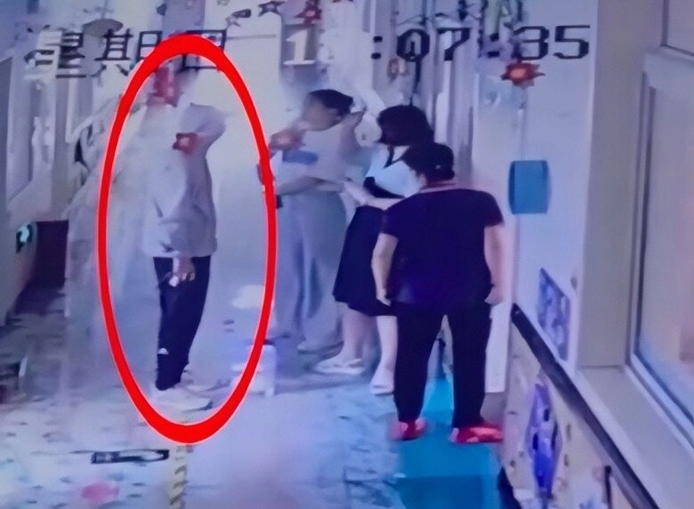 Camera trường học ghi lại cảnh một người đàn ông giả làm ông nội đến đón cháu cái kết khiến nhiều phụ huynh rùng mình - 3