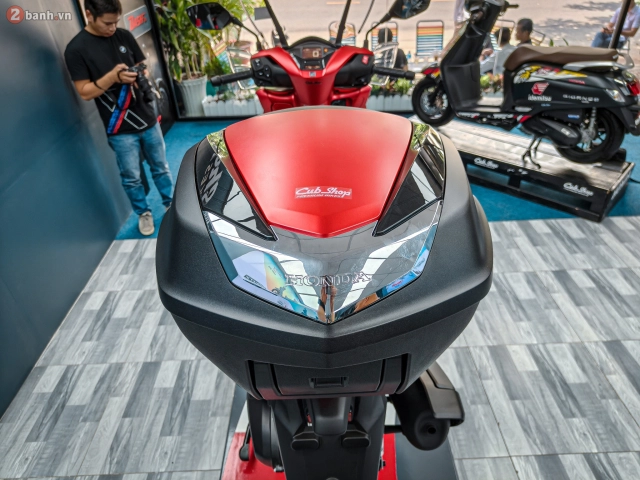 Cận cảnh honda sh350i 2025 nhập ý vừa cập bến việt nam đủ cả 4 màu kèm nhiều phụ kiện độc quyền - 14