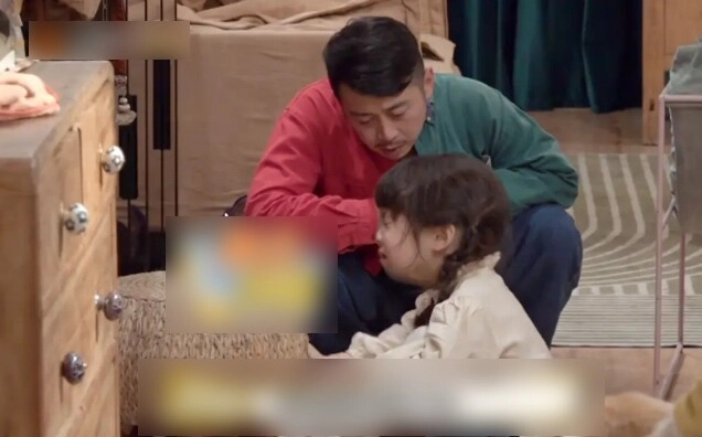 Cặp bố mẹ nổi tiếng mxh bị quay lại khoảnh khắc thản nhiên ngồi trò chuyện bỏ mặc con khóc lớn - 4