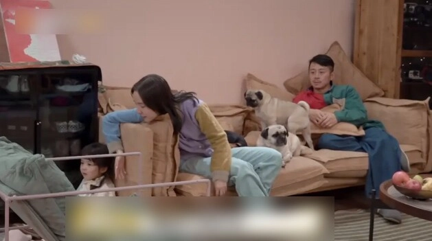 Cặp bố mẹ nổi tiếng mxh bị quay lại khoảnh khắc thản nhiên ngồi trò chuyện bỏ mặc con khóc lớn - 6