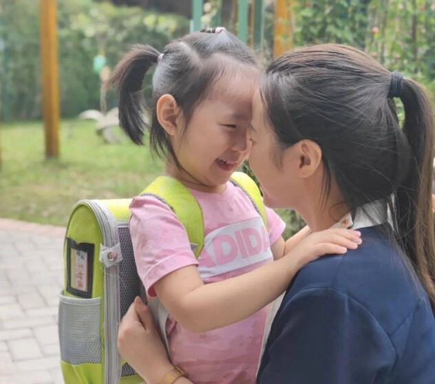 Cặp bố mẹ nổi tiếng mxh bị quay lại khoảnh khắc thản nhiên ngồi trò chuyện bỏ mặc con khóc lớn - 7