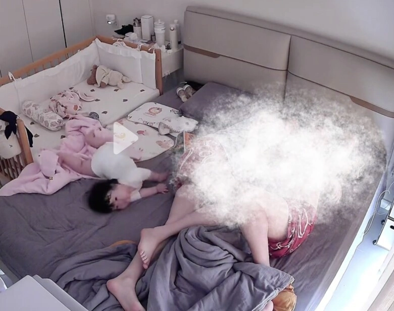 Cặp bố mẹ ôm nhau ngủ say không hay biết gì con gái 5 tháng tuổi suýt nguy kịch - 2