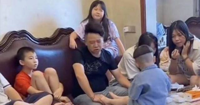 Cặp vợ chồng dậy từ 5h sáng nấu ăn chăm 18 đứa trẻ nghỉ hè mỗi ngày tốn 50 quả trứng 30 bắp ngô và 20 cái bánh bao - 2