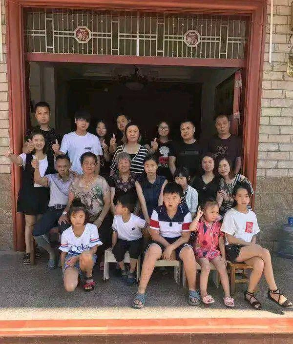 Cặp vợ chồng dậy từ 5h sáng nấu ăn chăm 18 đứa trẻ nghỉ hè mỗi ngày tốn 50 quả trứng 30 bắp ngô và 20 cái bánh bao - 3