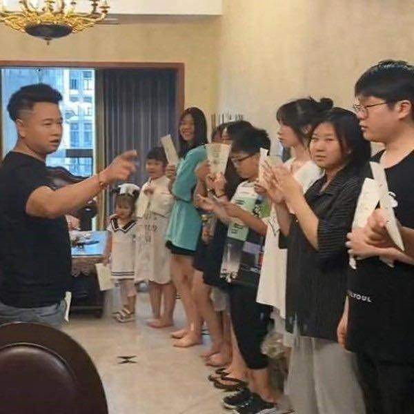 Cặp vợ chồng dậy từ 5h sáng nấu ăn chăm 18 đứa trẻ nghỉ hè mỗi ngày tốn 50 quả trứng 30 bắp ngô và 20 cái bánh bao - 4