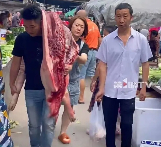 Cặp vợ chồng dậy từ 5h sáng nấu ăn chăm 18 đứa trẻ nghỉ hè mỗi ngày tốn 50 quả trứng 30 bắp ngô và 20 cái bánh bao - 12