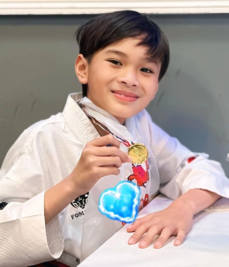 Cậu bé được thanh thảo nhận nuôi đưa qua mỹ định cư từ nhỏ giờ đã 14 tuổi học rất giỏi nhận huy chương vàng - 3