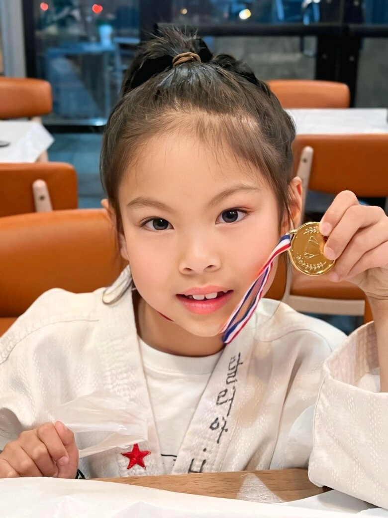 Cậu bé được thanh thảo nhận nuôi đưa qua mỹ định cư từ nhỏ giờ đã 14 tuổi học rất giỏi nhận huy chương vàng - 4
