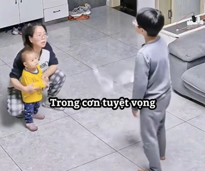Cậu bé tức giận vì bị em gái xé nát bài kiểm tra mẹ ra sức bênh em hành xử ngược lại của bố đáng học hỏi - 1