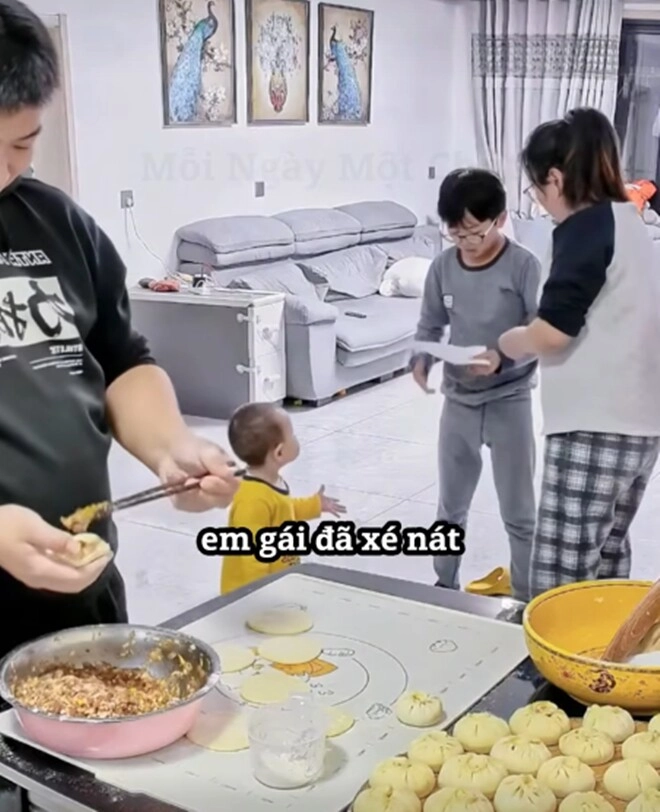 Cậu bé tức giận vì bị em gái xé nát bài kiểm tra mẹ ra sức bênh em hành xử ngược lại của bố đáng học hỏi - 3