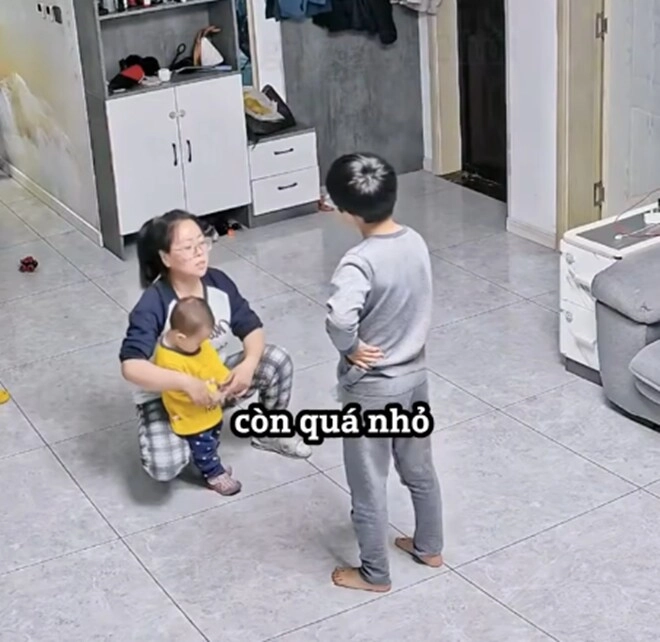 Cậu bé tức giận vì bị em gái xé nát bài kiểm tra mẹ ra sức bênh em hành xử ngược lại của bố đáng học hỏi - 4