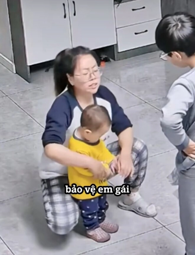 Cậu bé tức giận vì bị em gái xé nát bài kiểm tra mẹ ra sức bênh em hành xử ngược lại của bố đáng học hỏi - 5