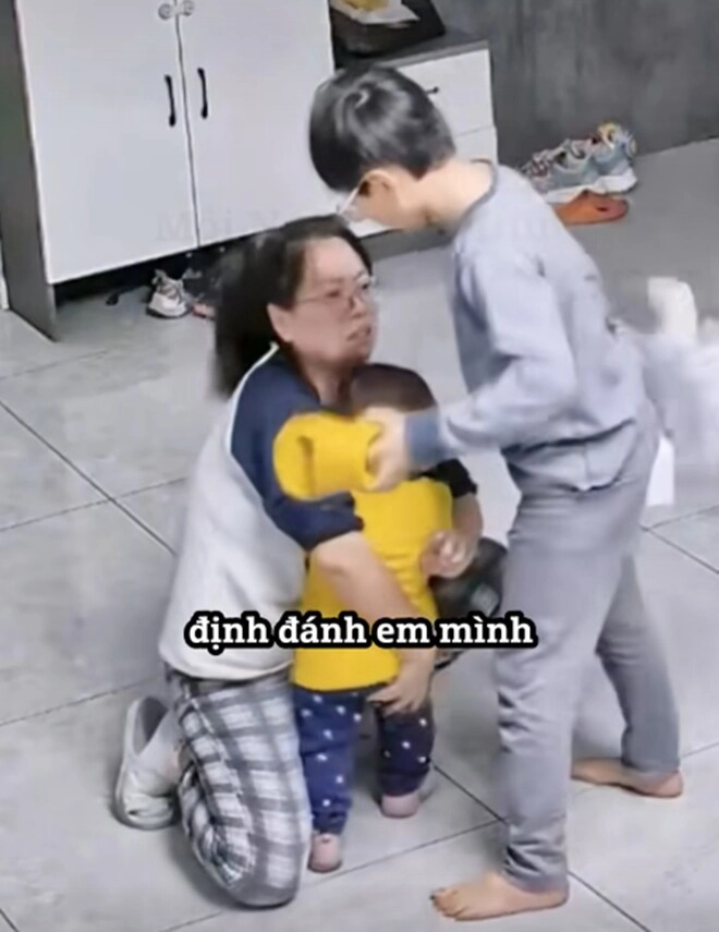 Cậu bé tức giận vì bị em gái xé nát bài kiểm tra mẹ ra sức bênh em hành xử ngược lại của bố đáng học hỏi - 6