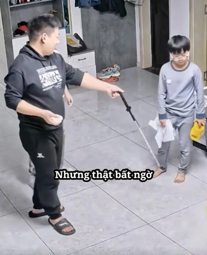 Cậu bé tức giận vì bị em gái xé nát bài kiểm tra mẹ ra sức bênh em hành xử ngược lại của bố đáng học hỏi - 7