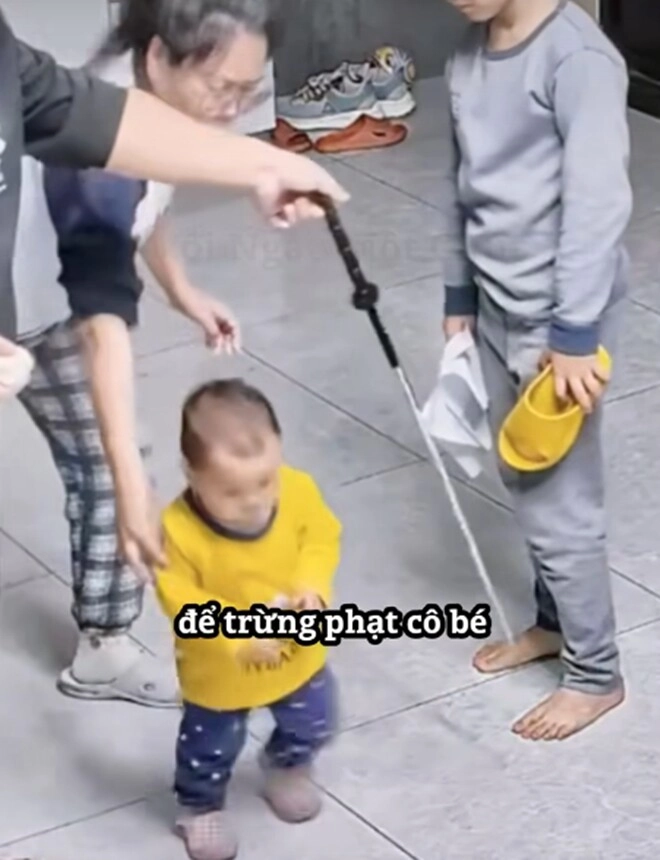 Cậu bé tức giận vì bị em gái xé nát bài kiểm tra mẹ ra sức bênh em hành xử ngược lại của bố đáng học hỏi - 8