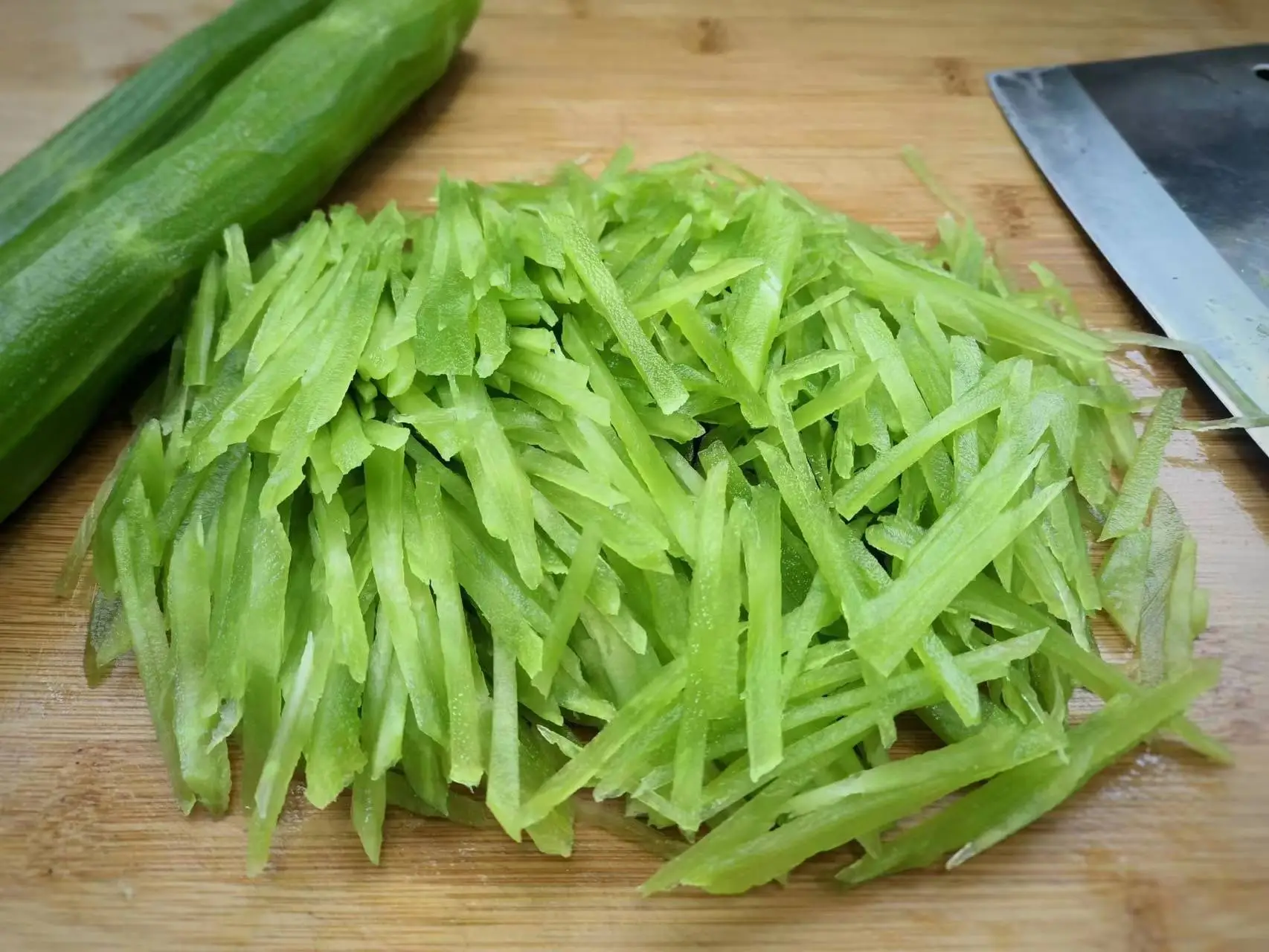 Cây này tưởng chỉ ăn lá ai ngờ thân cũng là báu vật đem nấu kiểu này được món giàu canxi lại thanh mát hợp ngày hè - 2