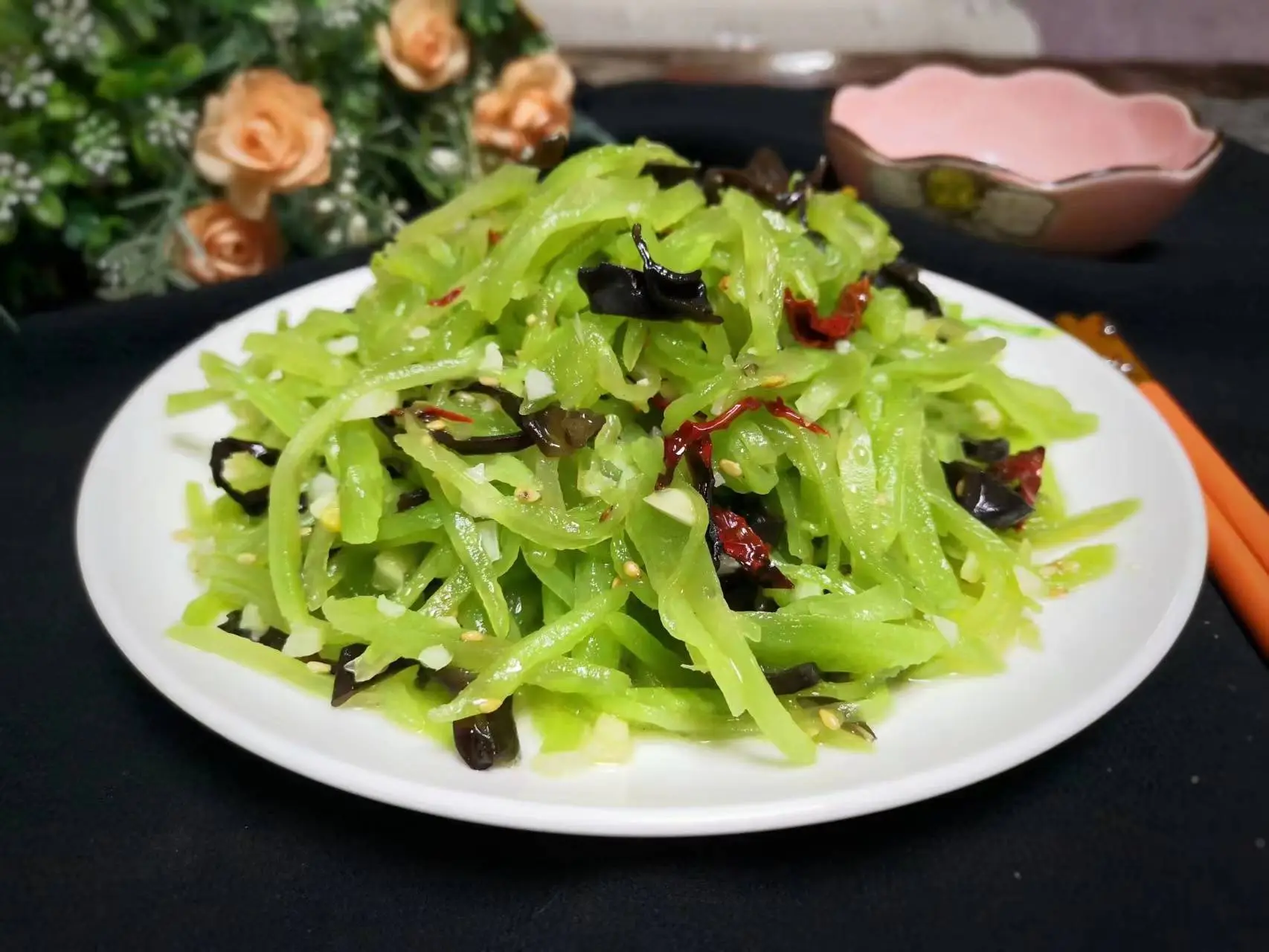 Cây này tưởng chỉ ăn lá ai ngờ thân cũng là báu vật đem nấu kiểu này được món giàu canxi lại thanh mát hợp ngày hè - 4