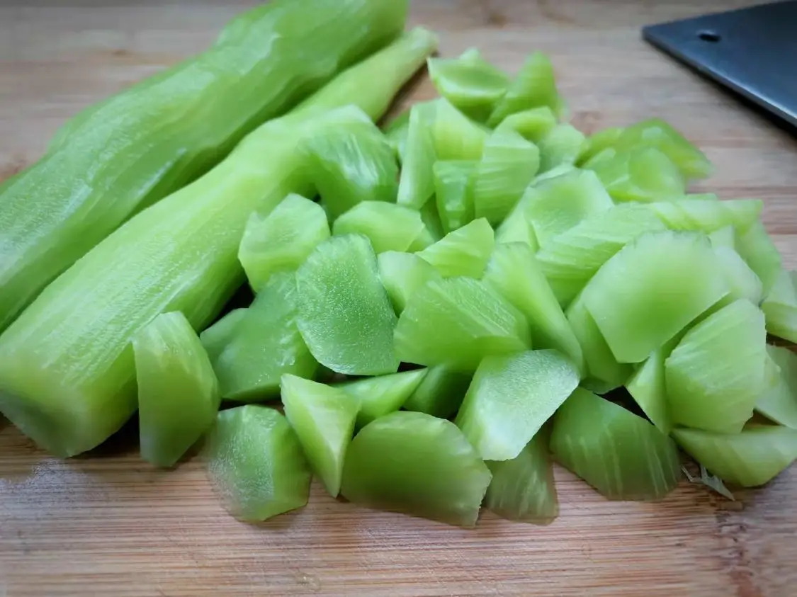 Cây này tưởng chỉ ăn lá ai ngờ thân cũng là báu vật đem nấu kiểu này được món giàu canxi lại thanh mát hợp ngày hè - 8